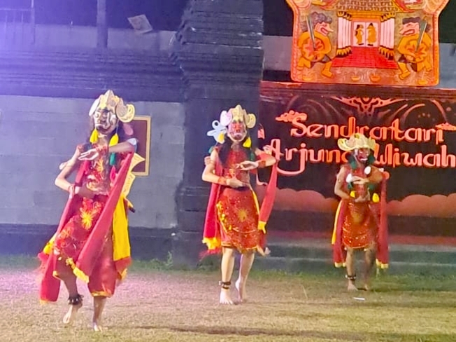 Sanggar Seni Denendar di Kota Batu, Jawa Timur, menggelar uji kompetensi tari di Amfiteater Sendratari Arjuna Wiwaha, Kota Batu, Minggu (13/7). Foto: Dok Sanggar Seni Denendar