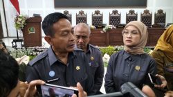Wali Kota Malang Wahyu Hidayat (kiri) menjelaskan kondisi Pasar Besar Malang usai Rapat Paripurna di DPRD Kota Malang, Senin (7/7). Foto: Tugusatu/Bagus Suryo