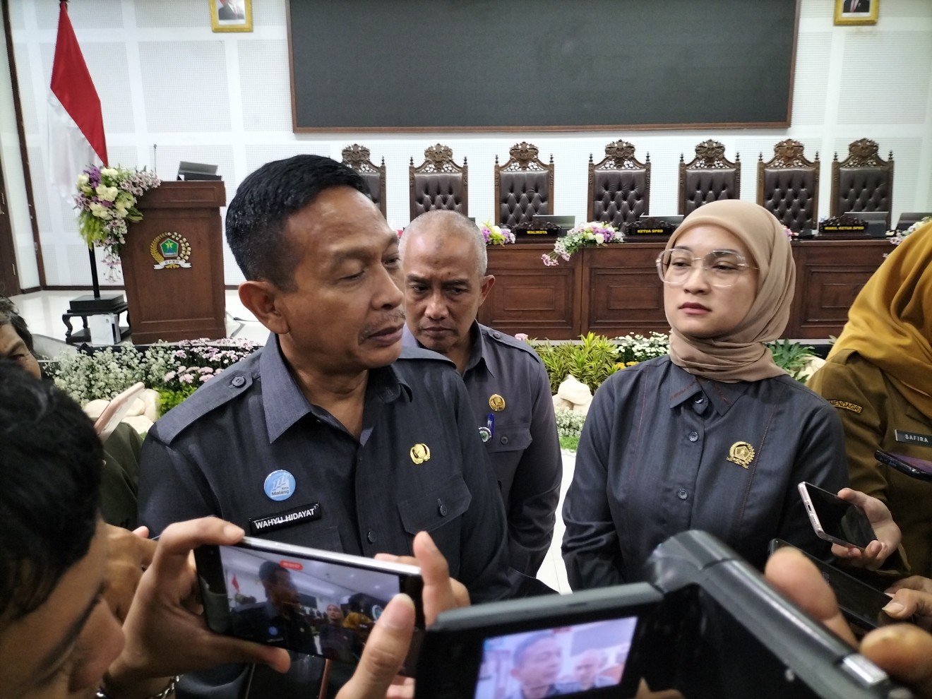 Wali Kota Malang Wahyu Hidayat (kiri) menjelaskan kondisi Pasar Besar Malang usai Rapat Paripurna di DPRD Kota Malang, Senin (7/7). Foto: Tugusatu/Bagus Suryo