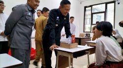 Wali Kota Malang Wahyu Hidayat dan Sekda Erik Setyo Santoso berdialog dengan siswa Sekolah Rakyat, Senin (14/7). Foto: Tugusatu/Bagus Suryo