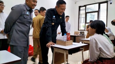 Wali Kota Malang Wahyu Hidayat dan Sekda Erik Setyo Santoso berdialog dengan siswa Sekolah Rakyat, Senin (14/7). Foto: Tugusatu/Bagus Suryo