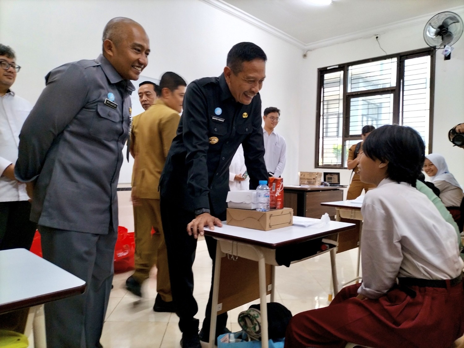 Wali Kota Malang Wahyu Hidayat dan Sekda Erik Setyo Santoso berdialog dengan siswa Sekolah Rakyat, Senin (14/7). Foto: Tugusatu/Bagus Suryo