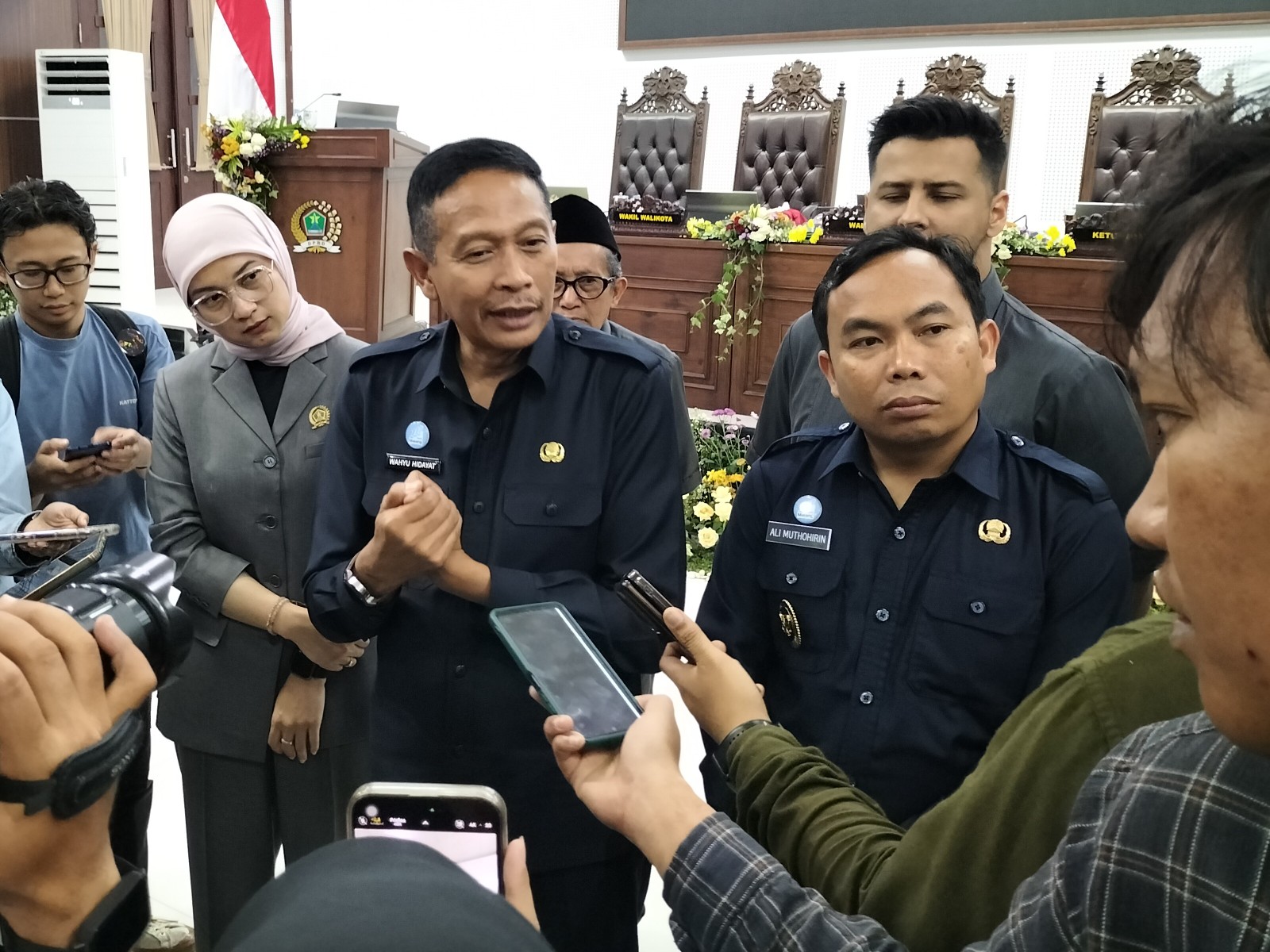 Wali Kota Malang Wahyu Hidayat (ketiga dari kiri), Wakil Wali Kota Malang Ali Muthohirin, dan Ketua DPRD Kota Malang Amithya Ratnanggani Siraduhita menjelaskan progres revitalisasi Alun-Alun Merdeka Malang. Foto: Tugusatu/Bagus Suryo