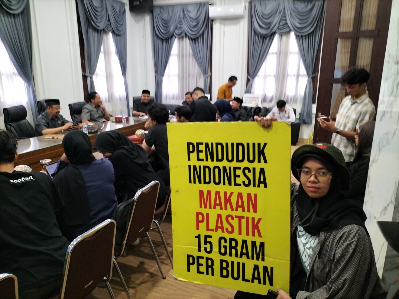 Pegiat lingkungan audiensi dengan Komisi C DPRD Kota Malang soal bahaya mikroplastik mendorong perda pembatasan plastik, Rabu (13/8). Foto: Tugusatu/Bagus Suryo