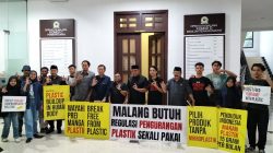 Komisi C DPRD Kota Malang bersama pegiat lingkungan dari Ecoton usai audiensi soal bahaya mikroplastik, Rabu (13/8). Foto: Tugusatu/Bagus Suryo
