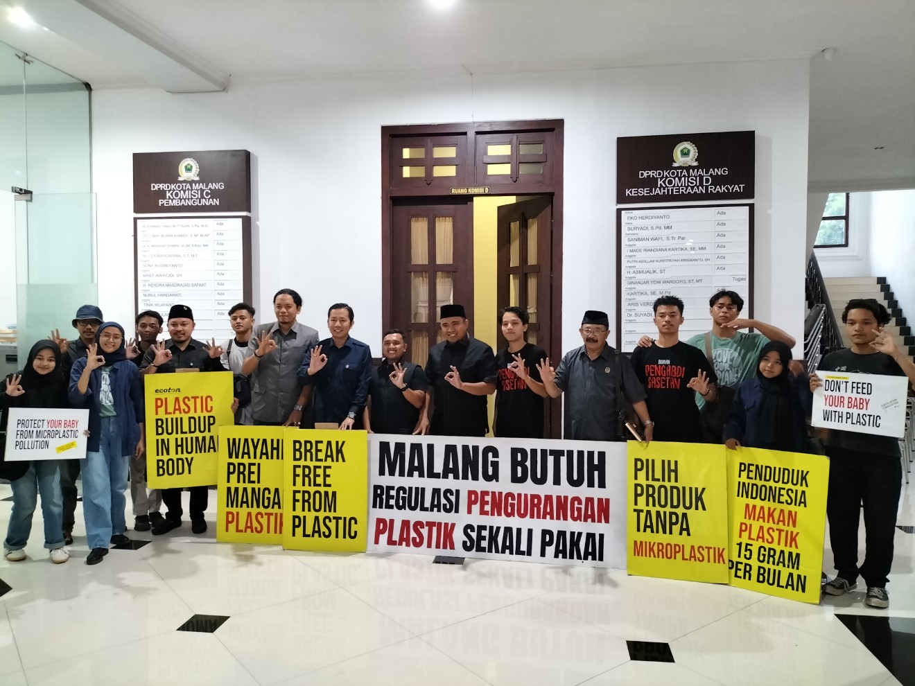 Komisi C DPRD Kota Malang bersama pegiat lingkungan dari Ecoton usai audiensi soal bahaya mikroplastik, Rabu (13/8). Foto: Tugusatu/Bagus Suryo
