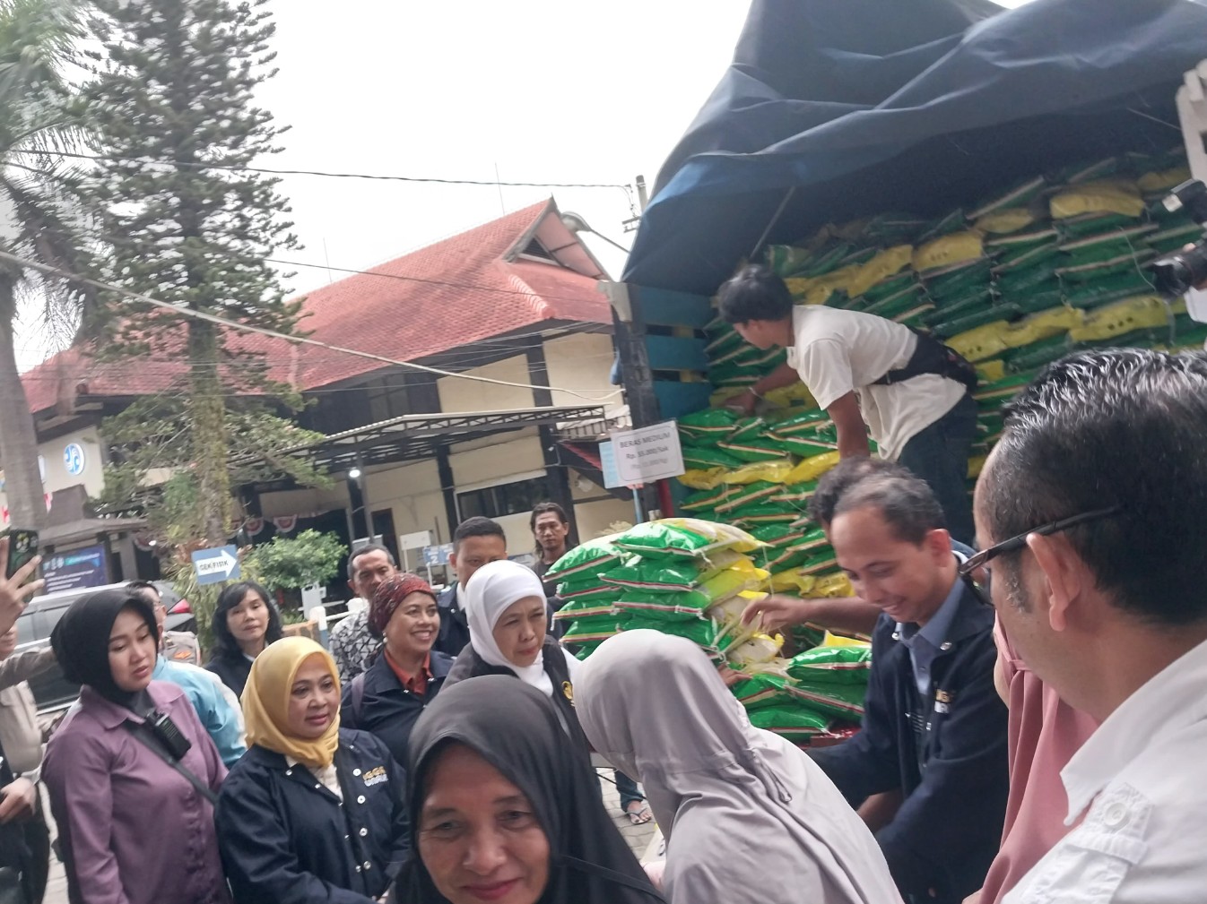 Gubernur Jatim Khofifah Indar Parawansa mendistribusikan beras SPHP di Kota Malang. Foto: Tugusatu/Bagus Suryo
