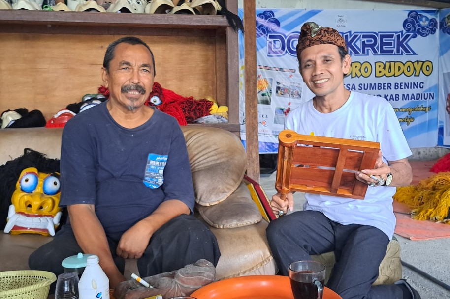 Penggagas Kampung Budaya Polowijen Malang Isa Wahyudi akrab disapa Ki Demang (kanan) bersama Andri, Seniman Topeng Dongkrek di Sanggar Condro Budoyo, Madiun. Foto: dok Kampung Budaya Polowijen Malang