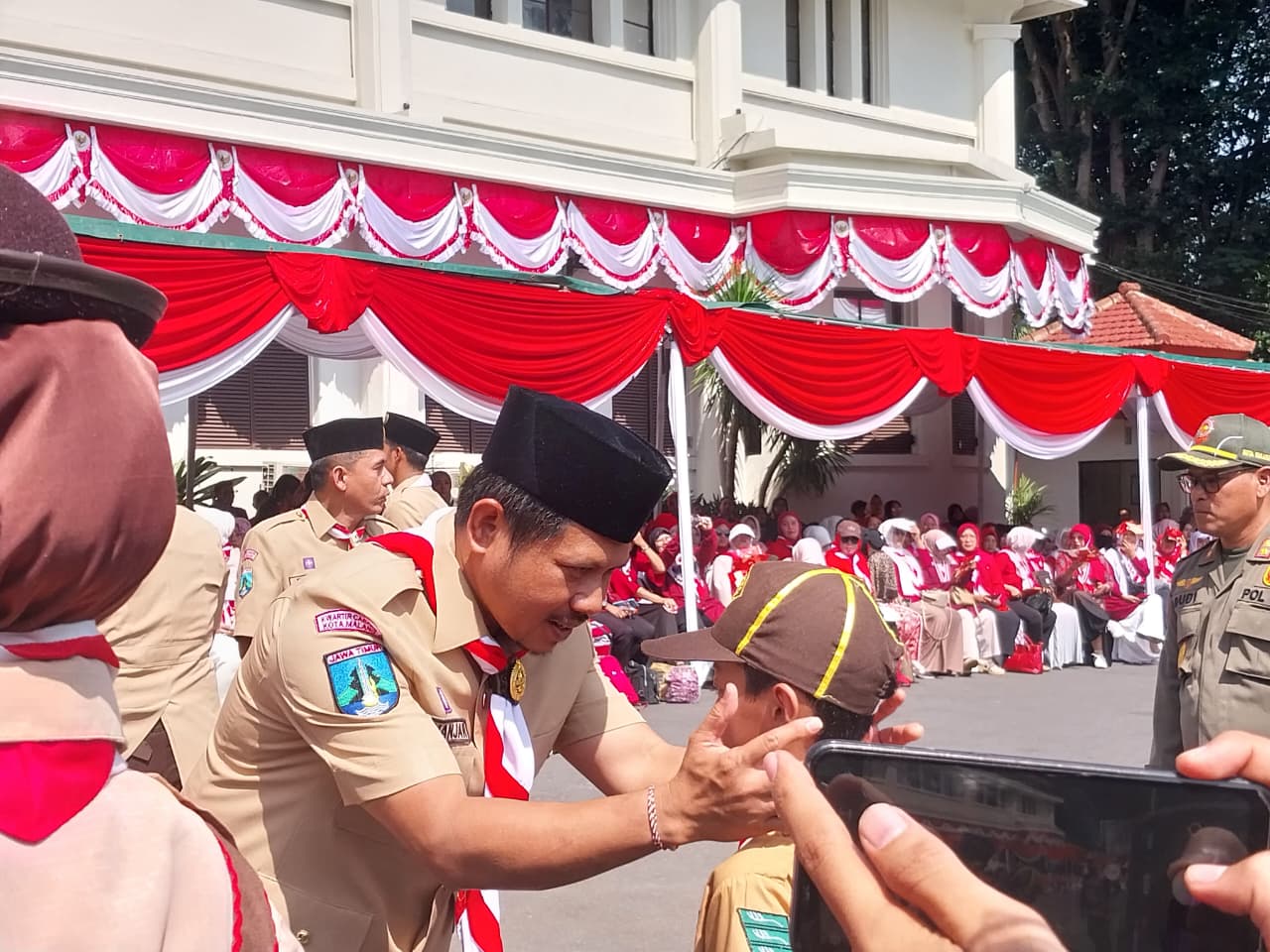 Ketua Kwartir Cabang (Kwarcab) Gerakan Pramuka Kota Malang, Ginanjar Yoni Wardoyo menyematkan predikat Pramuka Garuda.
