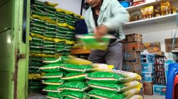 Pedagang di Pasar Bunulrejo, Kota Malang, menata beras SPHP di lapak miliknya. Foto: Tugusatu/Bagus Suryo