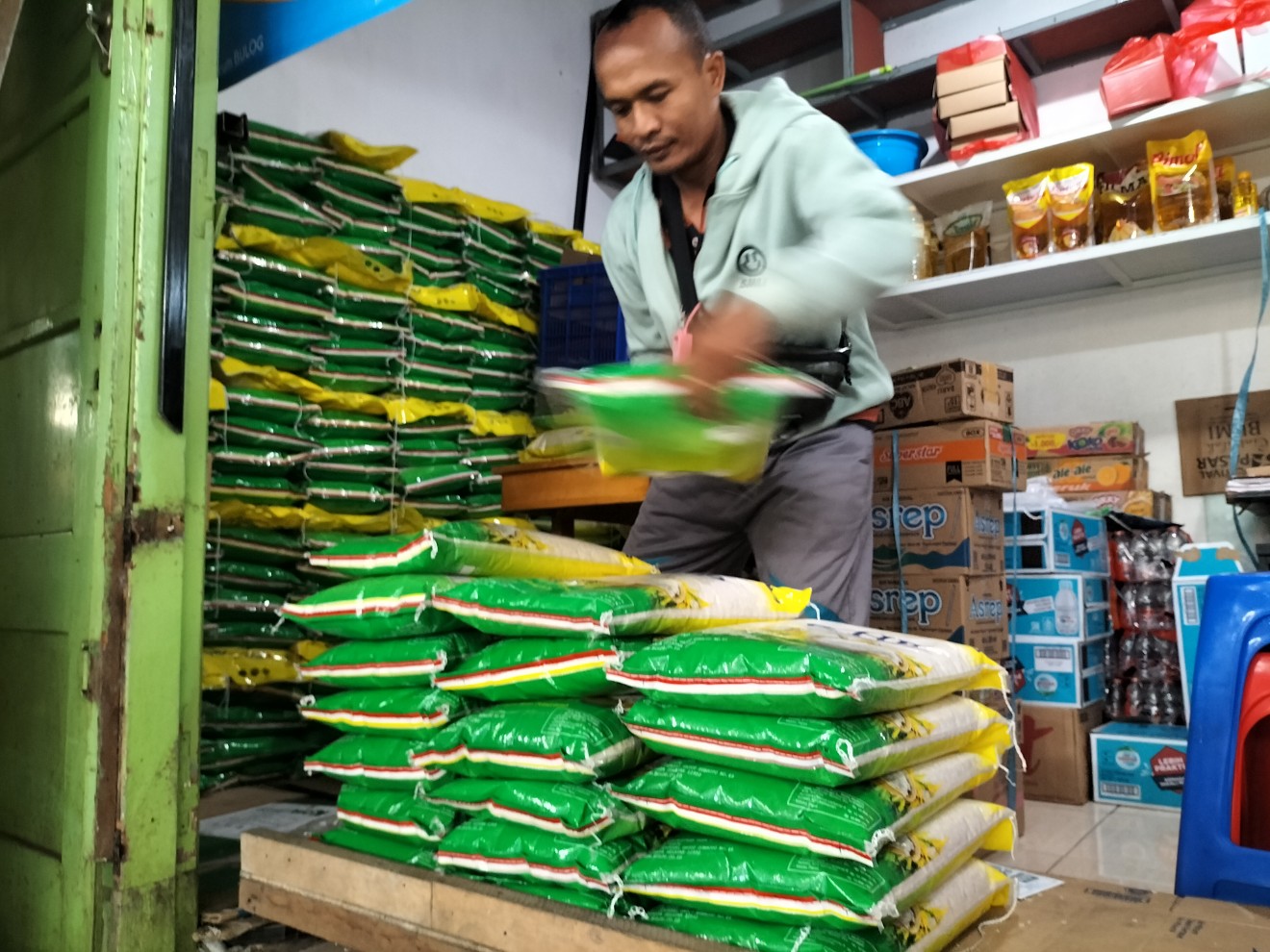 Pedagang di Pasar Bunulrejo, Kota Malang, menata beras SPHP di lapak miliknya. Foto: Tugusatu/Bagus Suryo