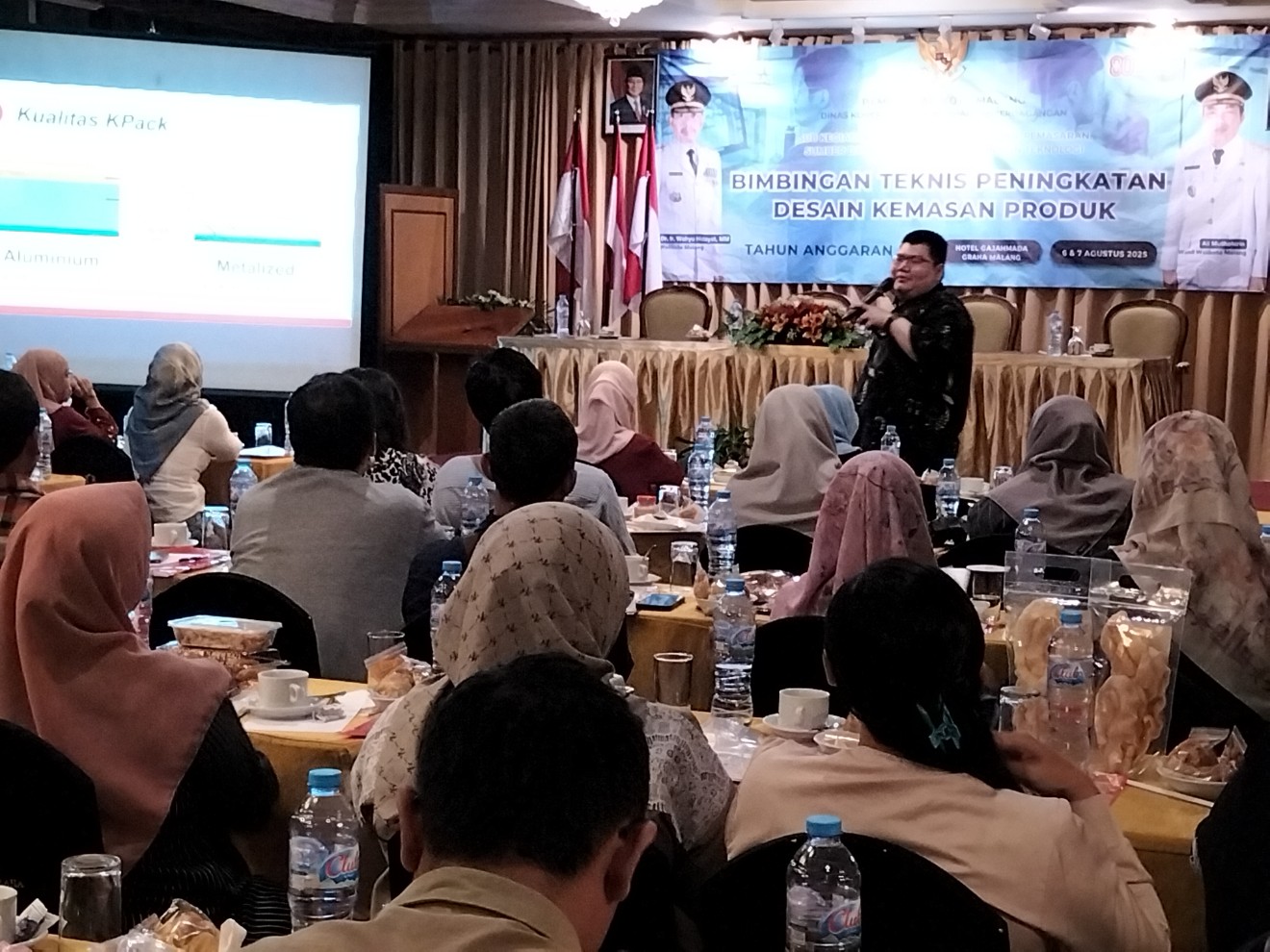 Sebanyak 120 pelaku usaha mikro di Kota Malang, Jawa Timur, mengikuti bimtek peningkatan desain kemasan produk, Rabu (6/8). Foto: Tugusatu/Bagus Suryo