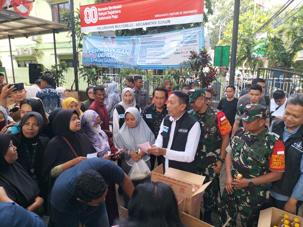 Wali Kota Malang Wahyu Hidayat bersama Forkopimda saat gerakan pangan murah di Kelurahan Mulyorejo, Kecamatan Sukun. Foto: Tugusatu/Bagus Suryo