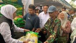 Gubernur Khofifah saat gelaran pasar murah di Kota Malang, Rabu (27/8). Foto: Tugusatu/Maghfirotul Hasanah