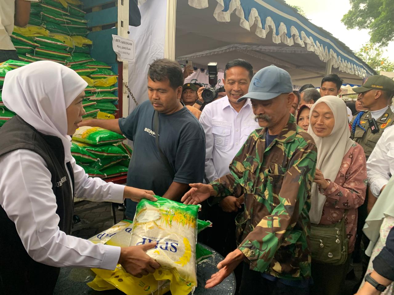 Gubernur Khofifah saat gelaran pasar murah di Kota Malang, Rabu (27/8). Foto: Tugusatu/Maghfirotul Hasanah