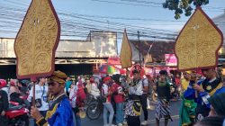 Warga mengikuti karnaval di Kelurahan Gadang, Kecamatan Sukun, Kota Malang. Foto: Tugusatu/Maghfirotul Hasanah