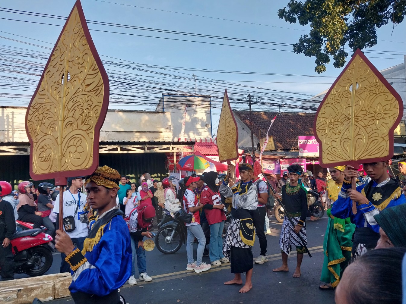 Warga mengikuti karnaval di Kelurahan Gadang, Kecamatan Sukun, Kota Malang. Foto: Tugusatu/Maghfirotul Hasanah