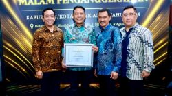 Wali Kota Malang Wahyu Hidayat (kedua dari kiri) bersama perangkat daerah saat menerima penghargaan KLA kategori Nindya 2025 di Jakarta. Foto: Dok Bagian Prokompim Kota Malang