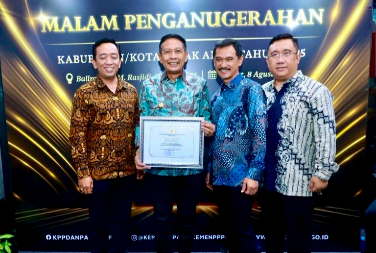 Wali Kota Malang Wahyu Hidayat (kedua dari kiri) bersama perangkat daerah saat menerima penghargaan KLA kategori Nindya 2025 di Jakarta. Foto: Dok Bagian Prokompim Kota Malang