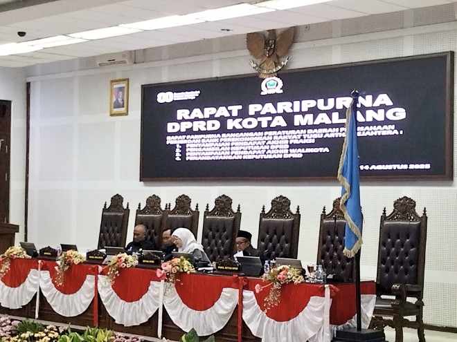 Rapat paripurna DPRD Kota Malang tentang pengesahan Ranperda PT Bank Perekonomian Rakyat (BPR) Tugu Artha Sejahtera, Kamis (14/8). Foto: Tugusatu/Bagus Suryo