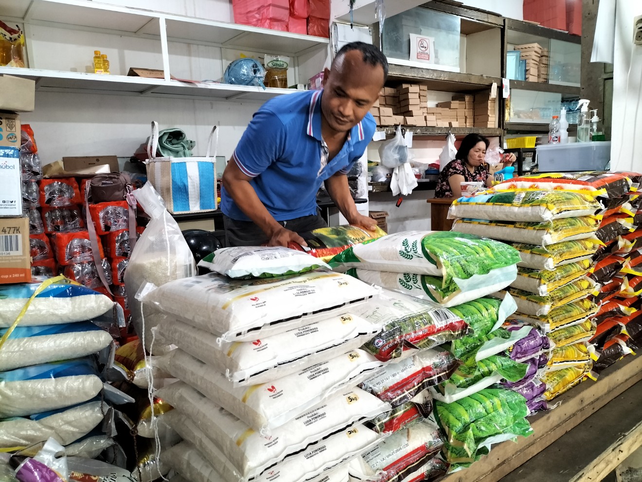 Pedagang beras di Pasar Bunulrejo, Kota Malang, Supriyono. Foto: Tugusatu/Bagus Suryo