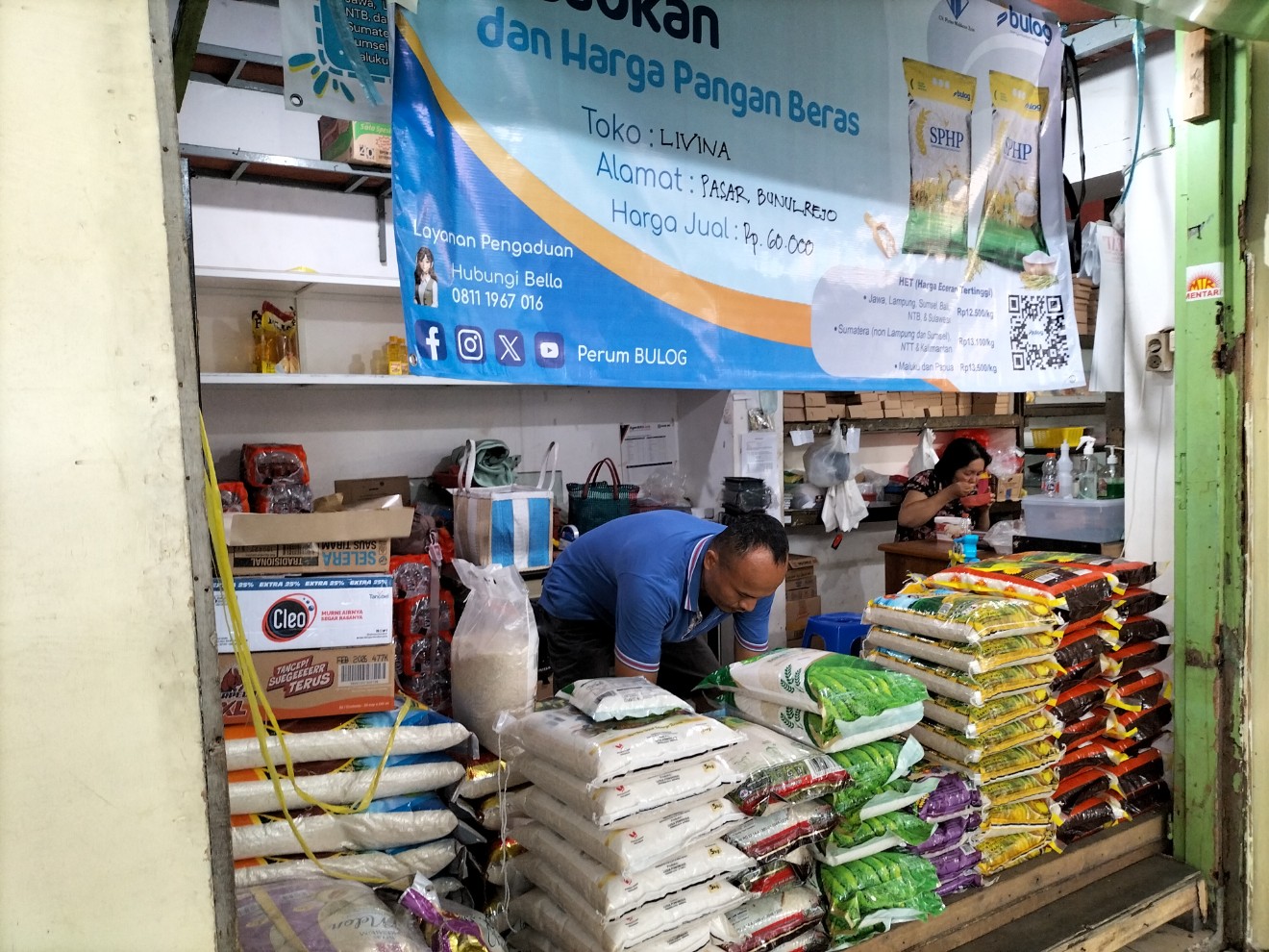 Supriyono, pedagang beras di Pasar Bunulrejo, Malang. Foto: Tugusatu/Bagus Suryo