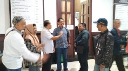 Pedagang Pasar Blimbing, Kota Malang, Ngluruk dewan meminta kepastian penyelesaian persoalan pasar setempat. Foto: Tugusatu/Bagus Suryo