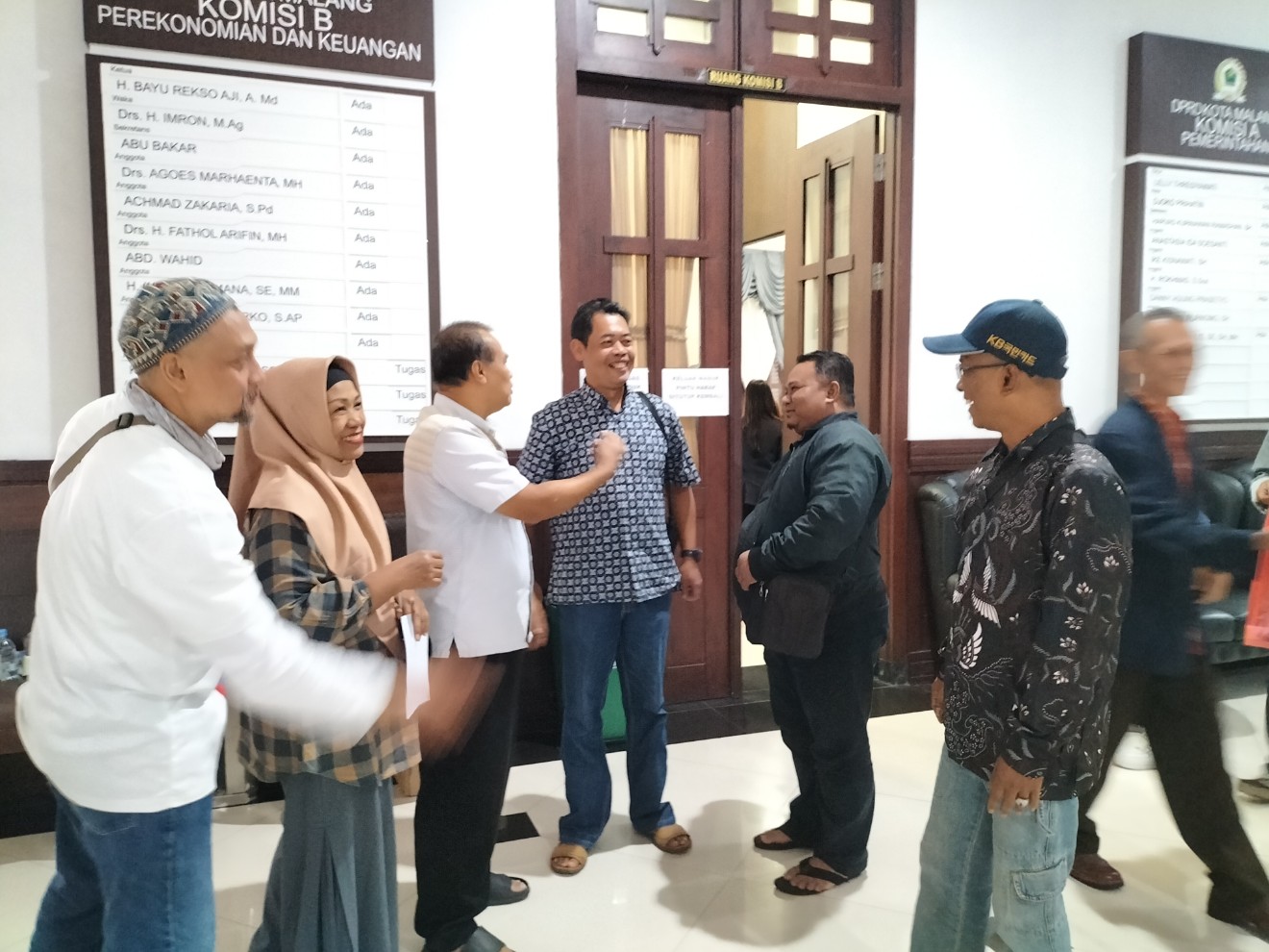 Pedagang Pasar Blimbing, Kota Malang, Ngluruk dewan meminta kepastian penyelesaian persoalan pasar setempat. Foto: Tugusatu/Bagus Suryo