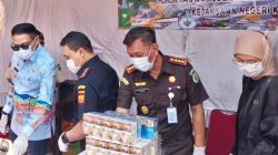 Wali Kota Malang Wahyu Hidayat (kiri) saat pemusnahan barang bukti hasil putusan pengadilan berkekuatan hukum tetap di Kejari Malang, Kamis (7/8). Foto: Tugusatu/Maghfirotul Hasanah