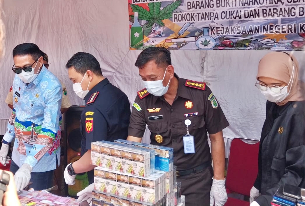 Wali Kota Malang Wahyu Hidayat (kiri) saat pemusnahan barang bukti hasil putusan pengadilan berkekuatan hukum tetap di Kejari Malang, Kamis (7/8). Foto: Tugusatu/Maghfirotul Hasanah