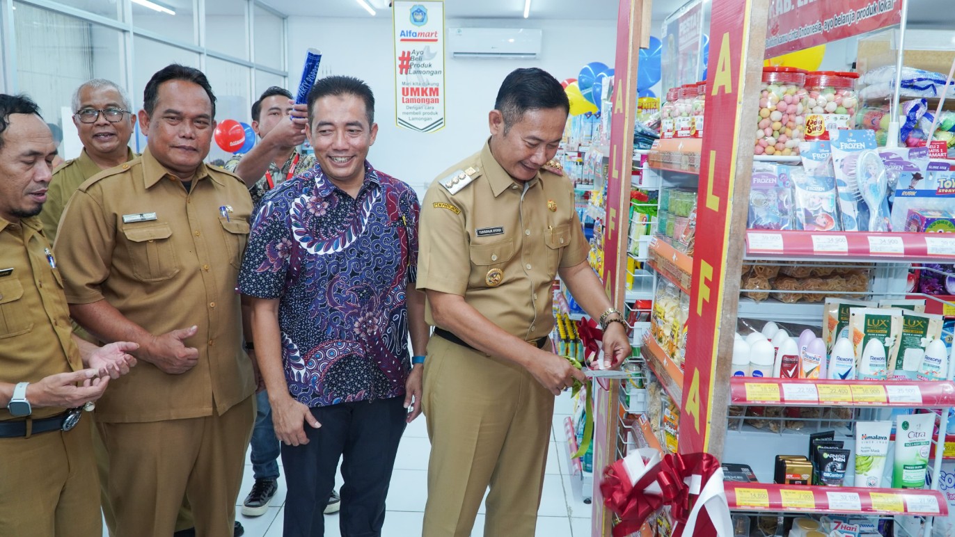 Bupati Lamongan Yuhronur Efendi meluncurkan produk UMKM masuk ritel modern di Alfamart Jalan Veteran Lamongan, Selasa (19/8). Foto: Tugusatu/Yakub