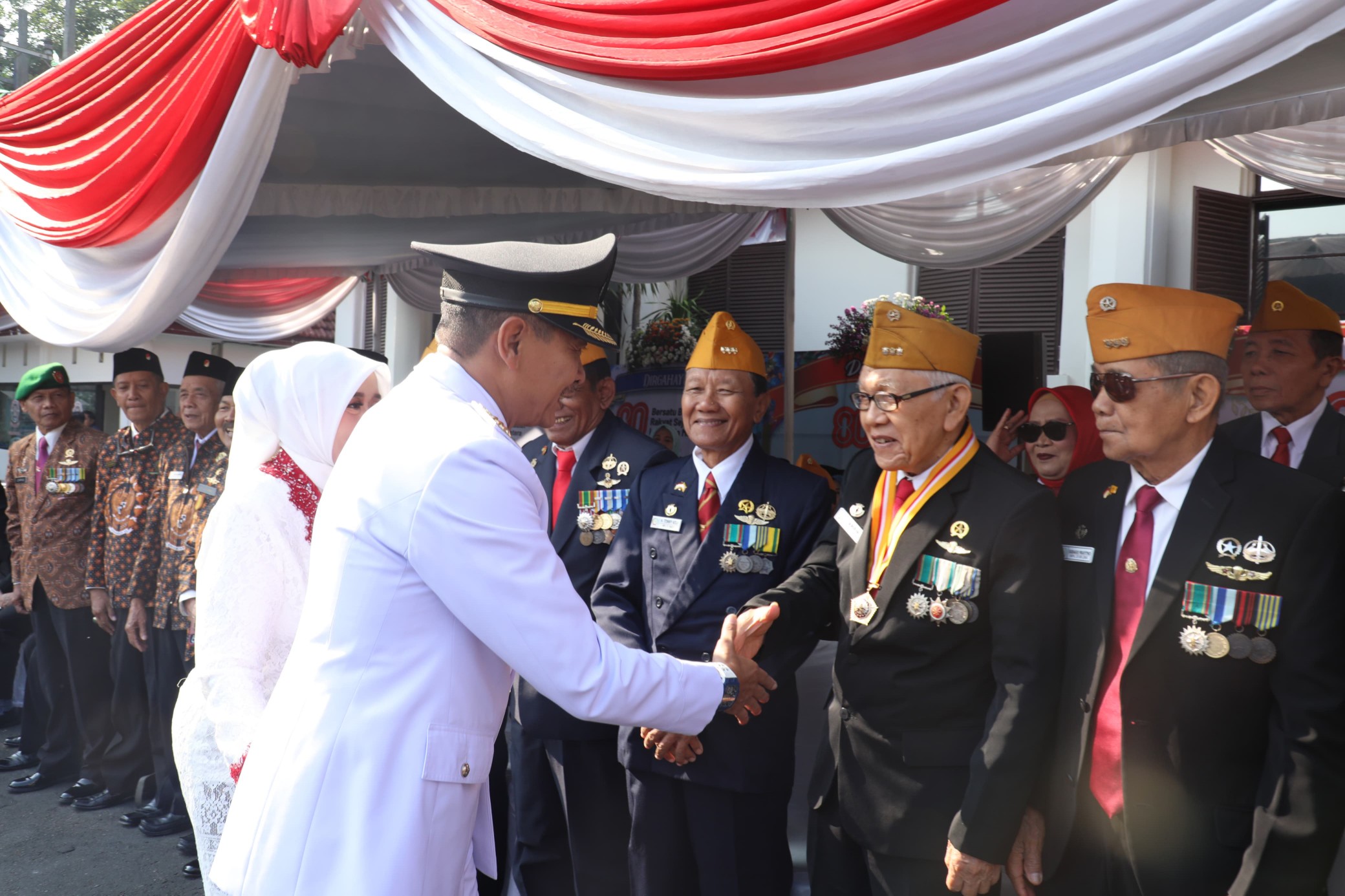 Wali Kota Malang Wahyu Hidayat menyalami pejuang veteran.