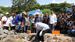 Wali Kota Malang Wahyu Hidayat melakukan peletakan batu pertama pembangunan UMKM Centre di Jalan Panglima Sudirman Kota Malang, Sabtu (23/8). Foto: dok Bagian Prokompim Kota Malang