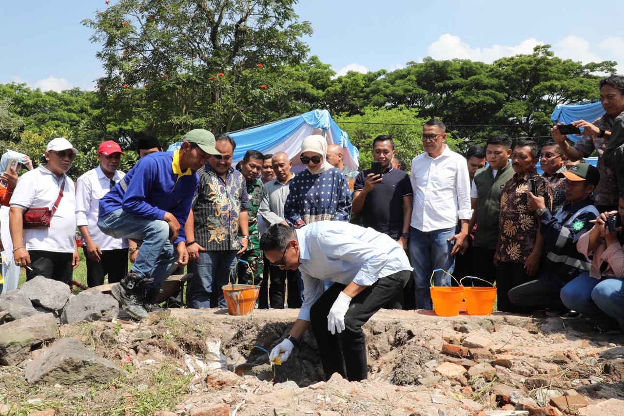 Wali Kota Malang Wahyu Hidayat melakukan peletakan batu pertama pembangunan UMKM Centre di Jalan Panglima Sudirman Kota Malang, Sabtu (23/8). Foto: dok Bagian Prokompim Kota Malang