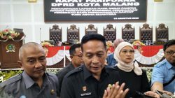 Wali Kota Malang Wahyu Hidayat mengapresiasi pengesahan perda PT Bank Perekonomian Rakyat (BPR) Tugu Artha Sejahtera. Foto: Tugusatu/Bagus Suryo