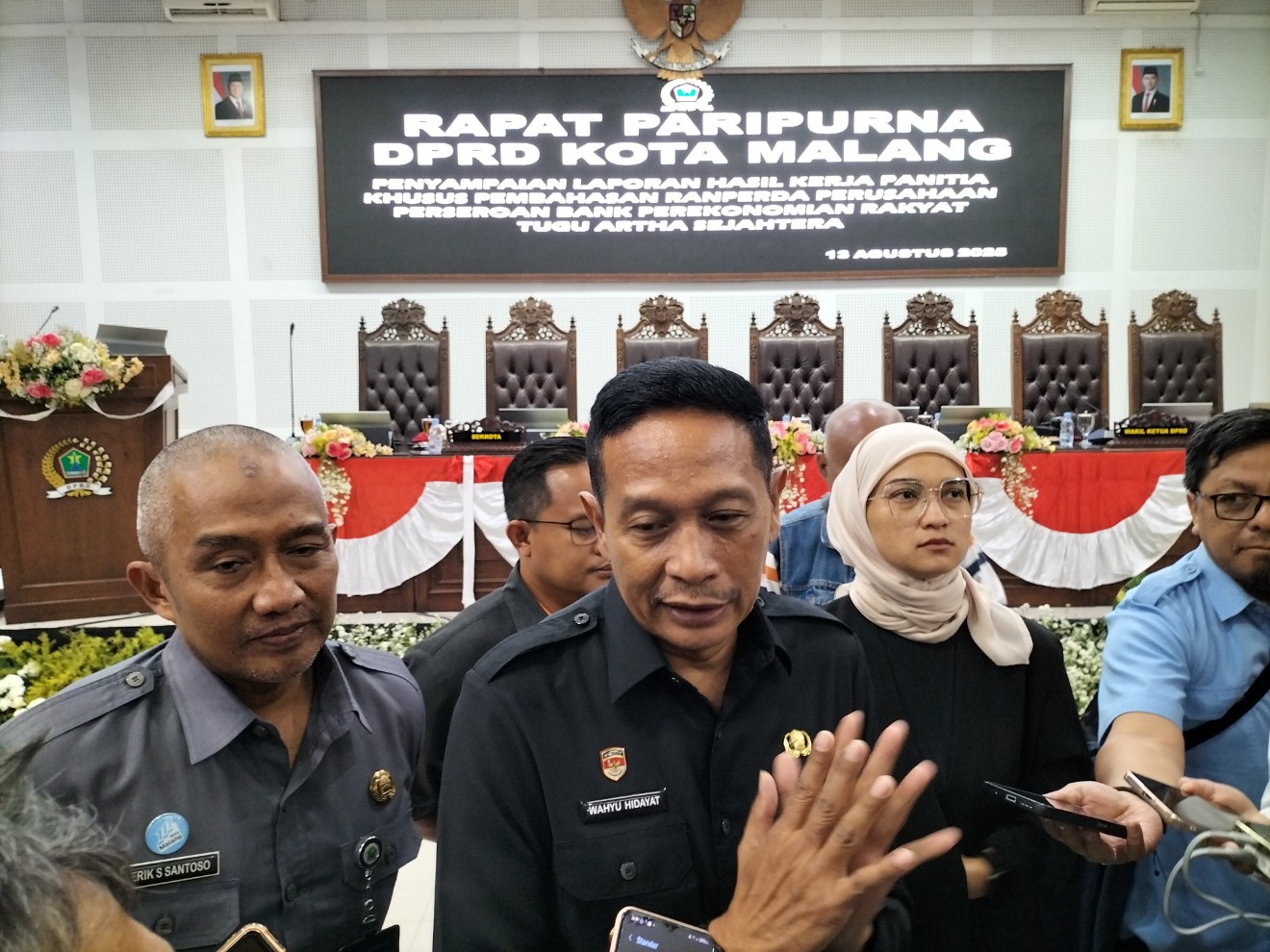 Wali Kota Malang Wahyu Hidayat mengapresiasi pengesahan perda PT Bank Perekonomian Rakyat (BPR) Tugu Artha Sejahtera. Foto: Tugusatu/Bagus Suryo