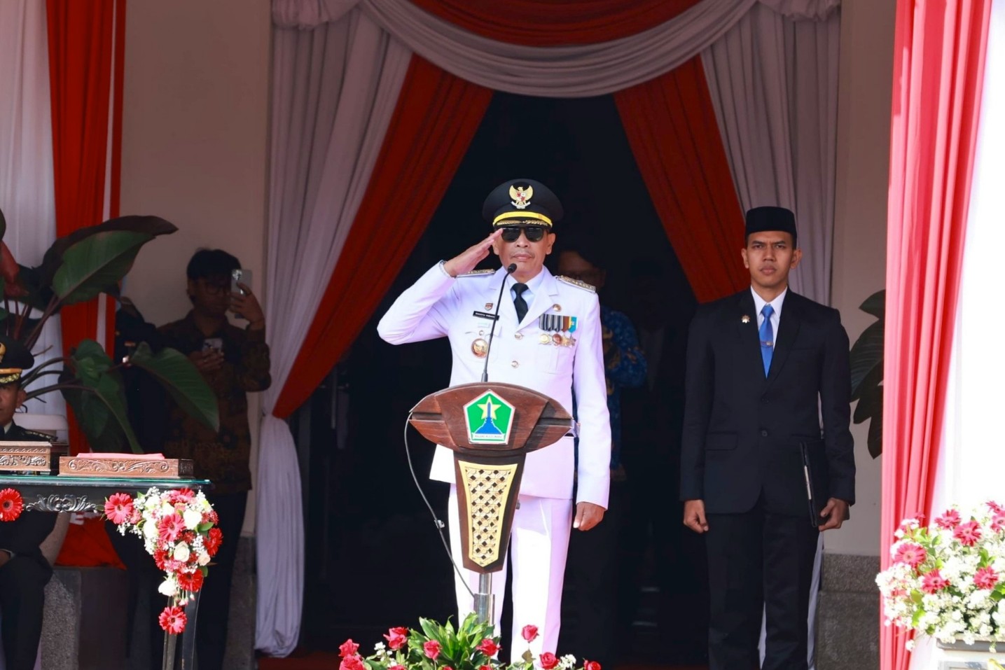 Wali Kota Malang Wahyu Hidayat saat upacara bendera peringatan HUT ke-80 RI di Balai Kota Malang, Minggu (17/8). Foto-foto: Dok Bagian Prokompim Kota Malang