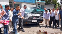 Wali Kota Malang Wahyu Hidayat (ketiga dari kiri) meluncurkan pengiriman perdana 3.200 porsi makanan bergizi gratis (MBG) di sembilan sekolahan, Rabu (20/8). Foto: Tugusatu/Bagus Suryo
