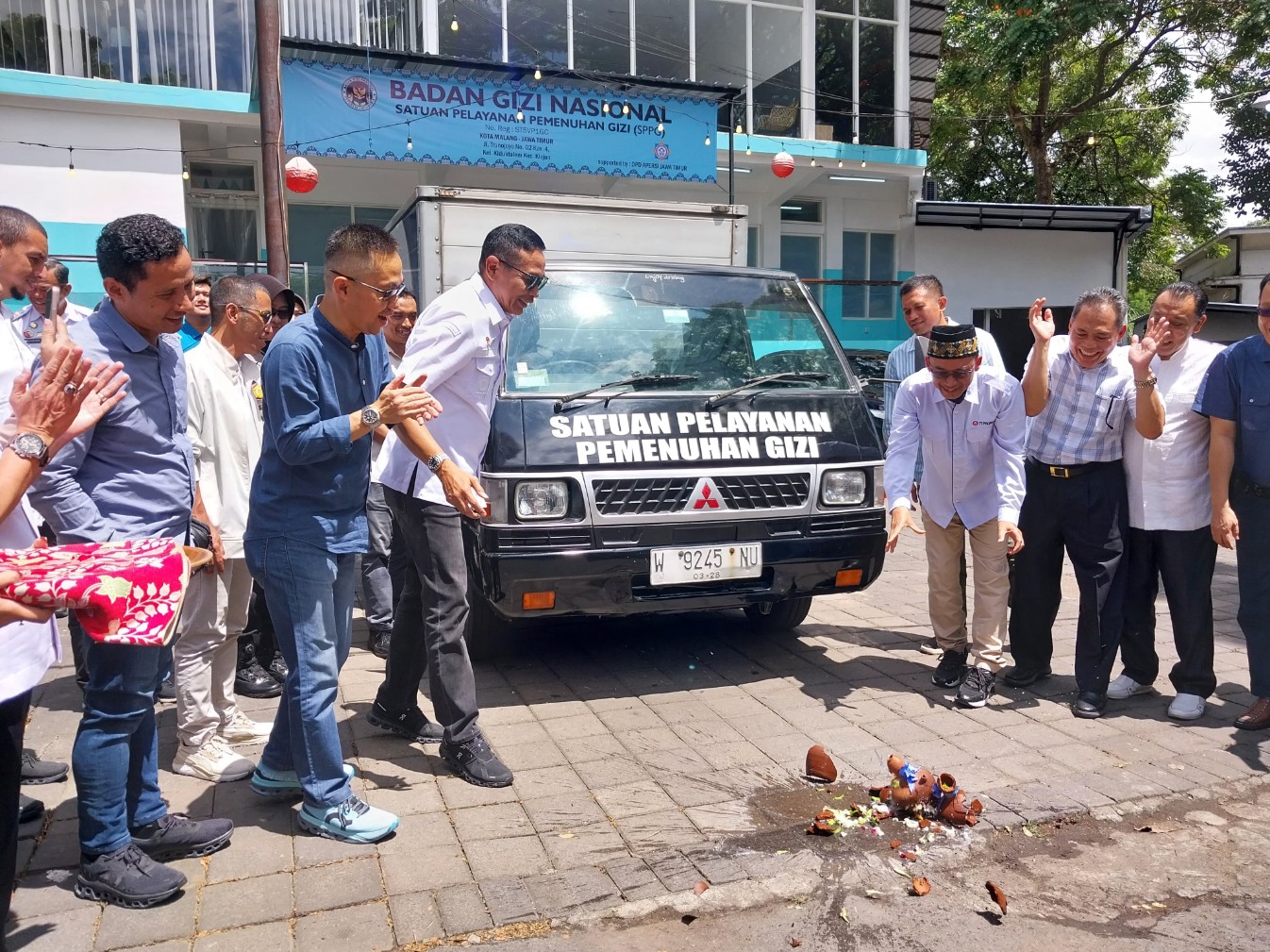 Wali Kota Malang Wahyu Hidayat (ketiga dari kiri) meluncurkan pengiriman perdana 3.200 porsi makanan bergizi gratis (MBG) di sembilan sekolahan, Rabu (20/8). Foto: Tugusatu/Bagus Suryo