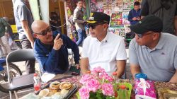 Wali Kota Malang Wahyu Hidayat (tengah) bersama Kadishub R. Widjaja Saleh Putra dan Kadiskopindag Eko Sri Yuliadi di Pasar Oro Oro Dowo. Foto: Tugusatu/Bagus Suryo