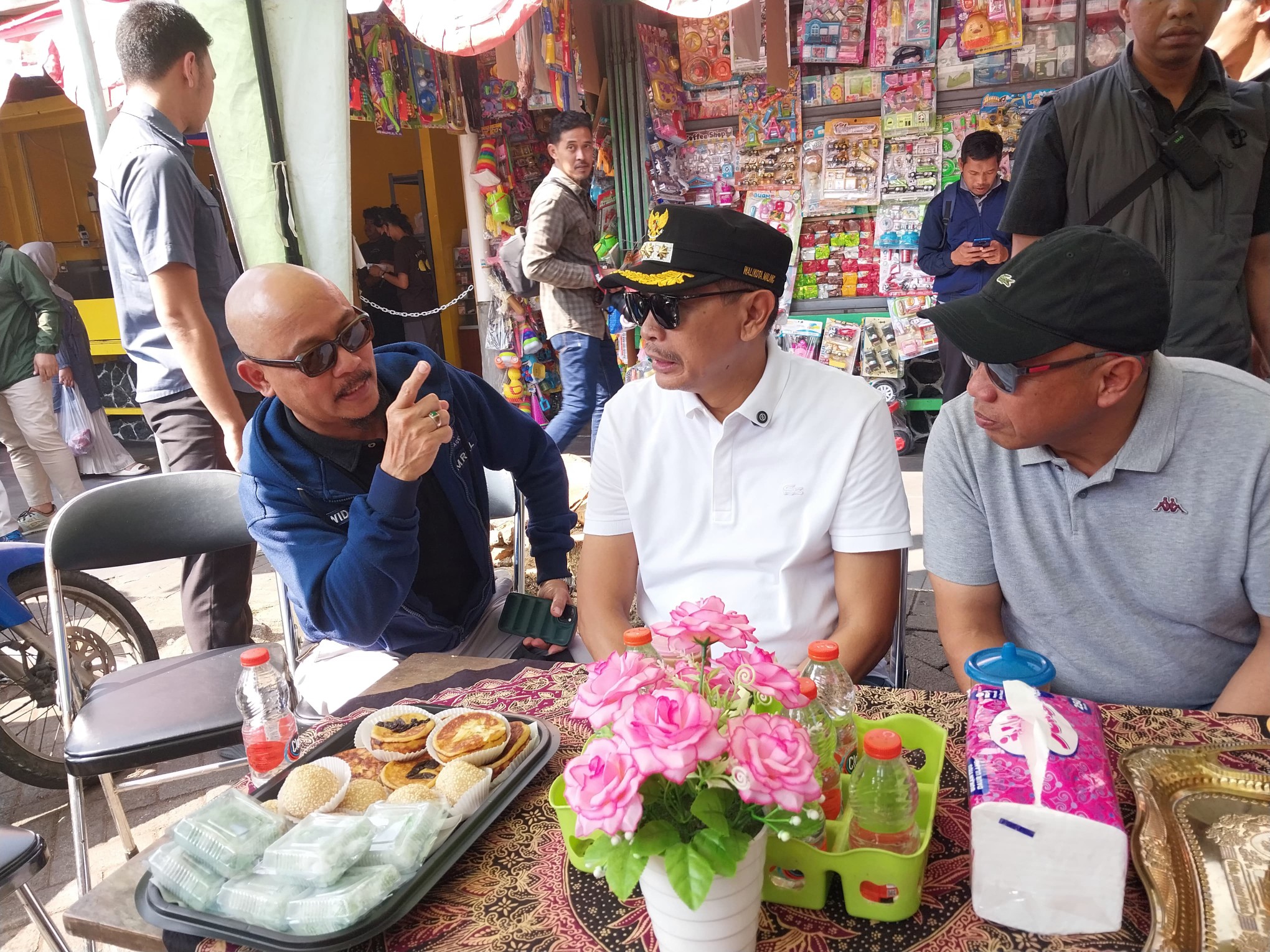 Wali Kota Malang Wahyu Hidayat (tengah) bersama Kadishub R. Widjaja Saleh Putra dan Kadiskopindag Eko Sri Yuliadi di Pasar Oro Oro Dowo. Foto: Tugusatu/Bagus Suryo