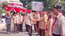 Wali Kota Malang Wahyu Hidayat menyematkan predikat Pramuka Garuda saat Apel Hari Pramuka ke-64 yang digelar di pelataran Balai Kota Malang, Senin (18/8). Foto: Tugusatu/Maghfirotul Hasanah