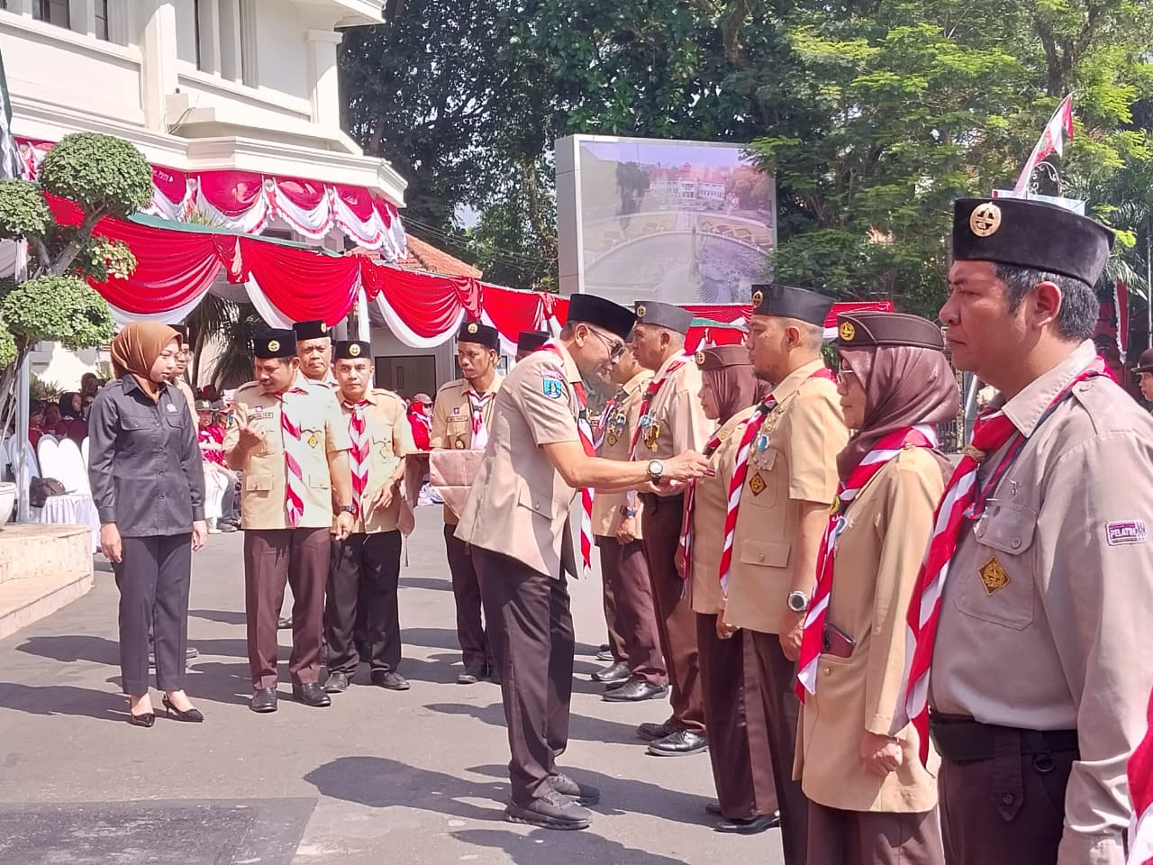 Wali Kota Malang Wahyu Hidayat menyematkan predikat Pramuka Garuda saat Apel Hari Pramuka ke-64 yang digelar di pelataran Balai Kota Malang, Senin (18/8). Foto: Tugusatu/Maghfirotul Hasanah