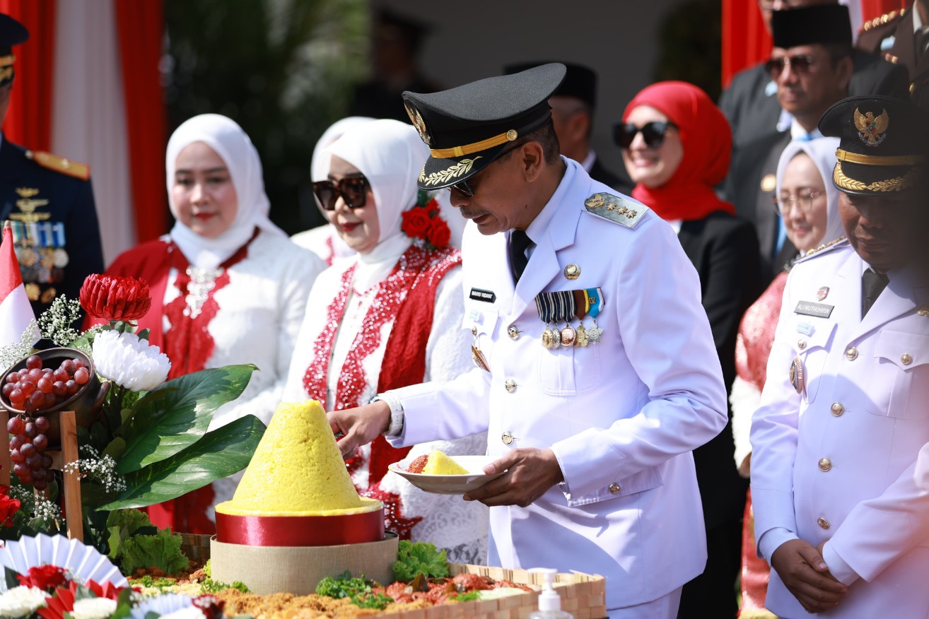 Wali Kota Malang Wahyu Hidayat memotong tumpeng memperingati HUT RI ke-80.