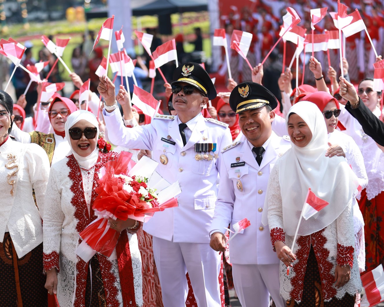 Wali Kota Malang Wahyu Hidayat dan Wakil Wali Kota Malang Ali Muthohirin bersama Forkopimda beserta masyarakat merayakan HUT RI ke-80 di Balai Kota Malang, Minggu (17/8). Foto-foto Dok Bagian Prokompim Kota Malang