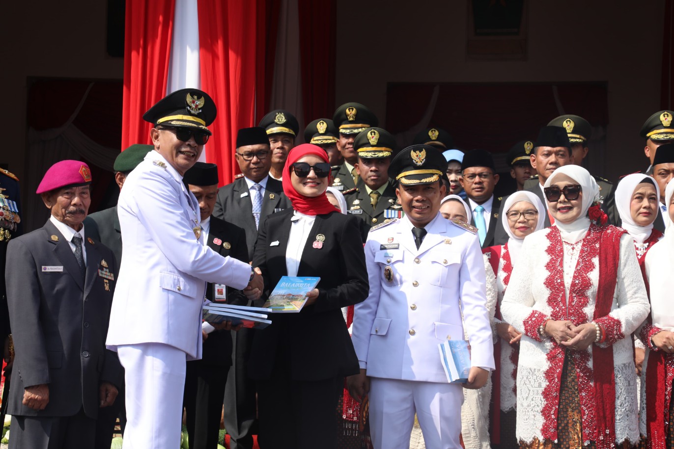 Wali Kota Malang Wahyu Hidayat menyerahkan buku kepada Ketua DPRD Kota Malang, Amithya Ratnanggani Sirraduhita.