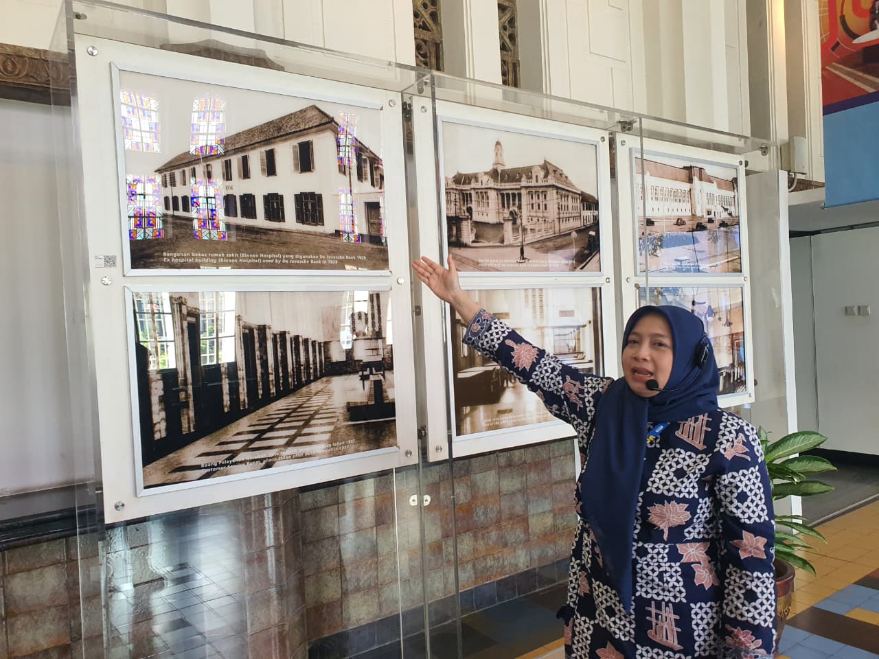 Pemandu Museum BI, Trie Kanthi Wigati, tengah menerangkan tentang proses pembangunan DJV pada masa kolonial Belanda saat menjadi pemandau romobongan wartawan Malang dan Probolinggo di Museum BI, Selasa (23/9/2025).
