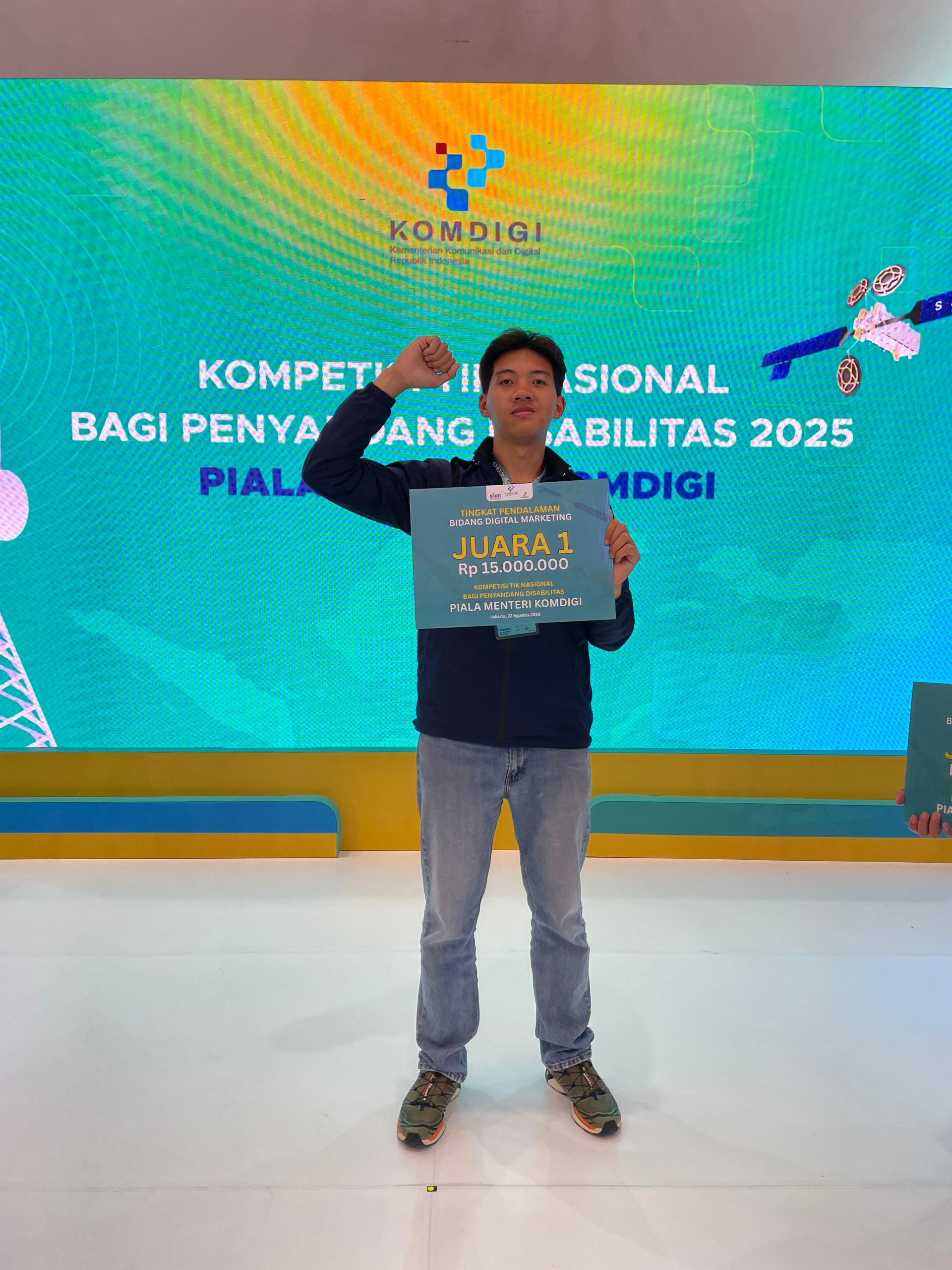 Mahasiswa Fakultas Ilmu Komputer Universitas Brawijaya (FILKOM UB), Dandy Budhi Prasetyo, mahasiswa difabel (madif) tuli dari Program Studi (Prodi) Sistem Informasi (SI) angkatan 2021. Istimewa
