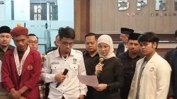 Ketua DPRD Kota Malang, Amithya Ratnanggani Sirraduhita menerima tuntutan mahasiswa, Kamis (4/9). Foto: Tugusatu/Maghfirotul Hasanah
