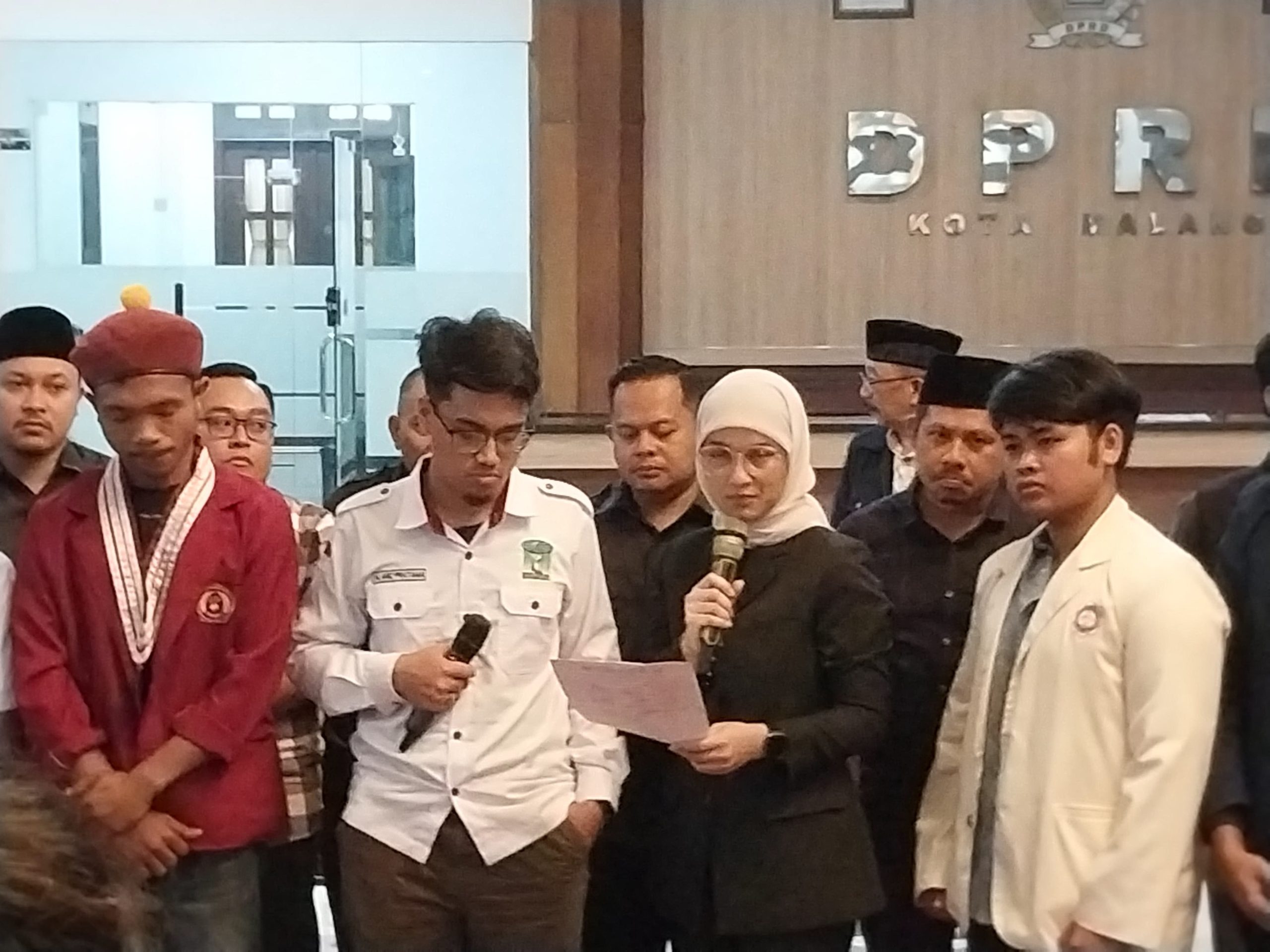 Ketua DPRD Kota Malang, Amithya Ratnanggani Sirraduhita menerima tuntutan mahasiswa, Kamis (4/9). Foto: Tugusatu/Maghfirotul Hasanah